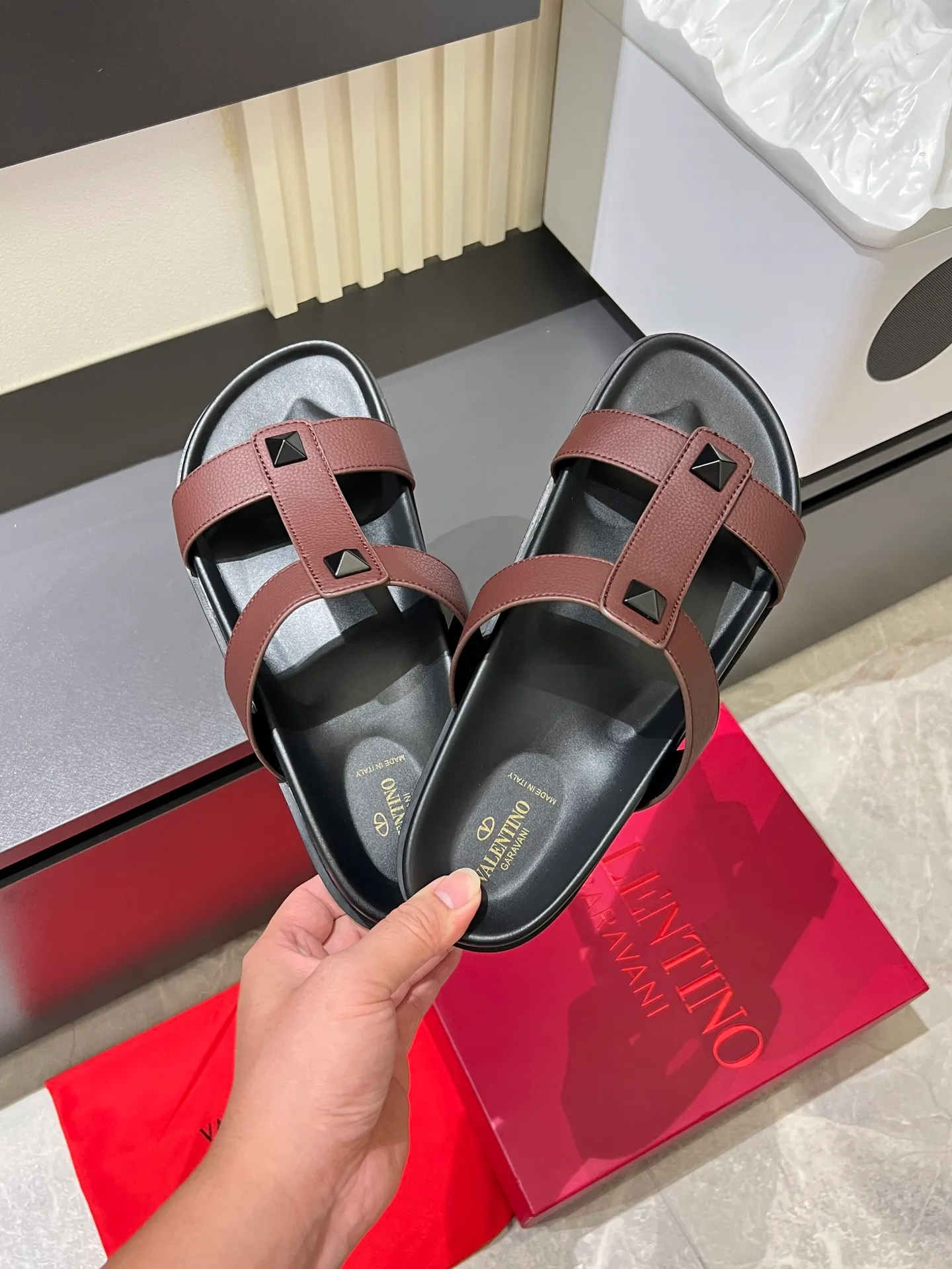 Men's shoes 💰p300 VALENTINO Men's 🧍‍♂️ Spring and summer new style metal logo flat slippers, elegant sandals, the same style worn by celebrities, original molding, imported calfskin. Rubber outsole. Soft and durable, full set of counter packaging size: 39-44 (.45.46 customized)
